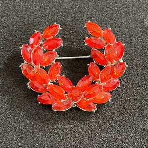 Vintage Red Rhinestone Wreath Brooch – Brilliant & Bold